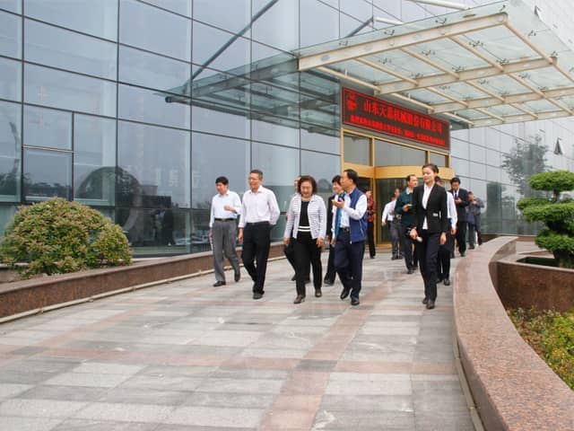 济宁市政协副主席倪丽君莅临世界杯信誉买球机械调研指导工作