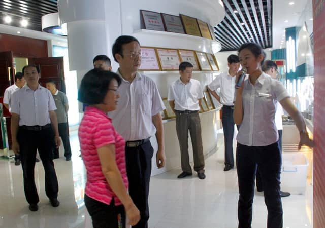 济宁市政协副主席戴伟娟一行莅临世界杯信誉买球机械调研指导