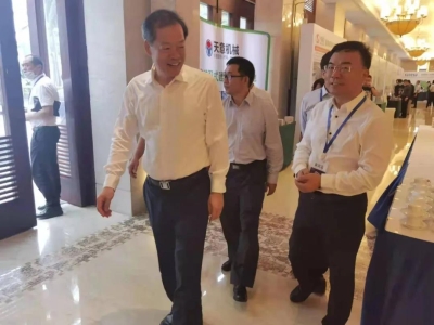 海南省冯忠华副省长莅临世界杯信誉买球机械展位参观指导