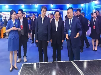 当机器人学会“擦亮阳光”丨世界杯信誉买球机械光伏清洁方案亮相山东省机器人大会