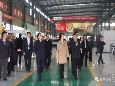 济宁市委常委、组织部部长孔凡萍带领全市“两新”组织党建工作现场观摩团莅临世界杯信誉买球机械调研指导