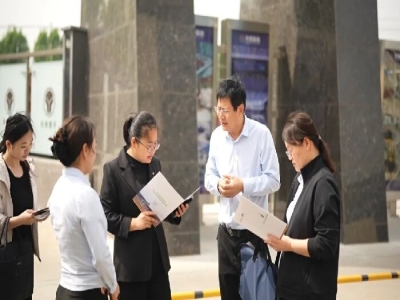区领导调研绿色建材产业链发展 世界杯信誉买球科技光伏清扫机器人成亮点